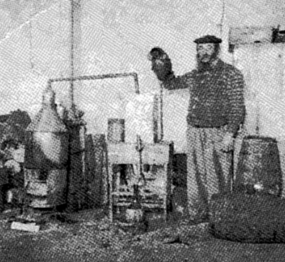 סבא שיינפלד עם המזקקה במחנה הריכוז באיטליה // צילום: באדיבות המשפחה